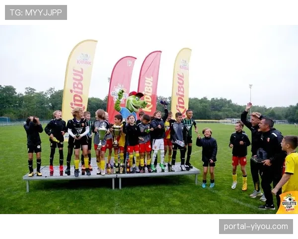 法国公开赛“儿童日”，球星与小球迷趣味互动